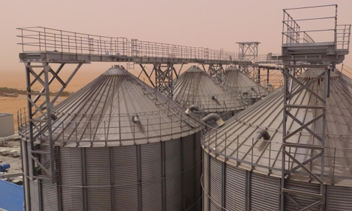 Inteligentne ulepszenia przełamują wąskie gardła w wydajności produkcyjnej; Maszyna do formowania rolek paneli dachowych firmy Shanghai Sihua Warehousing zdobywa uznanie klientów.